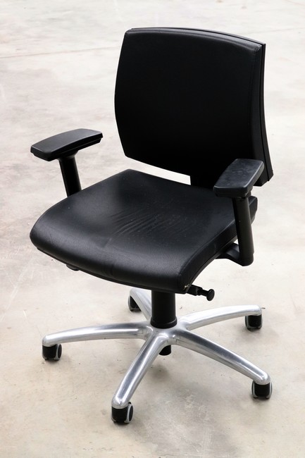 FAUTEUIL de bureau en cuir noir à 5 roul...