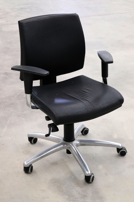 FAUTEUIL de bureau en cuir noir à 5 roul...