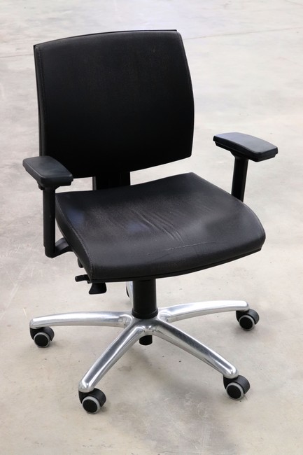 FAUTEUIL de bureau en cuir noir à 5 roul...