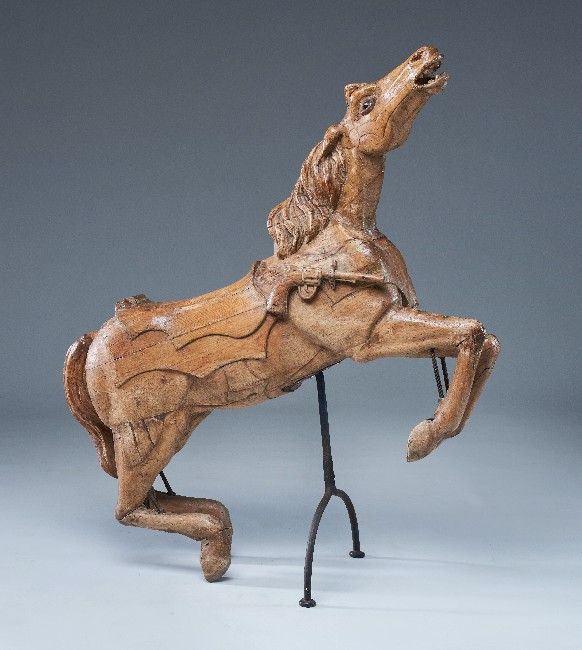 CHEVAL DE MANEGE en bois mouluré et sculpté,...