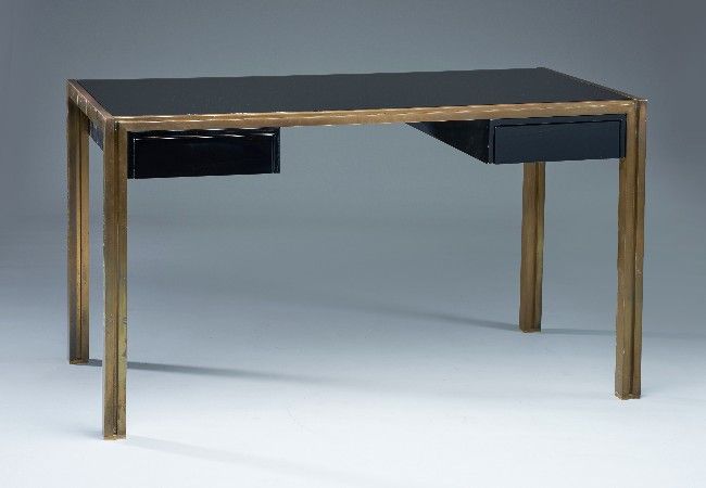 BUREAU plat en bronze et laiton ouvrant à...