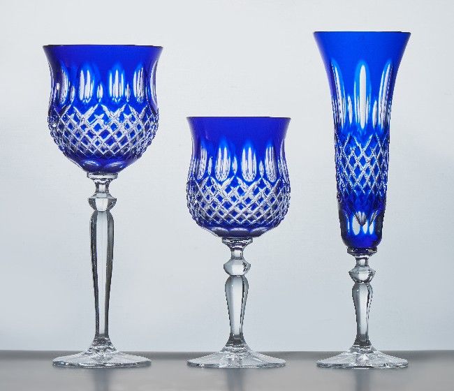 PARTIE DE SERVICE DE VERRES en cristal moulé...