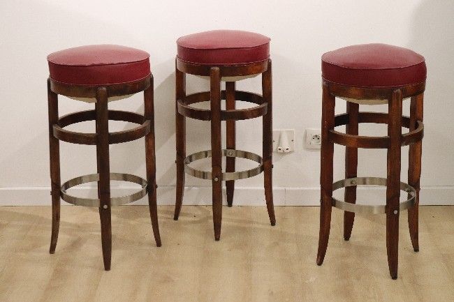 TROIS TABOURETS DE BAR ronds en bois et cerclage...
