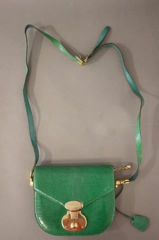 PETIT SAC en bandoulière en lézard vert ouvrant...