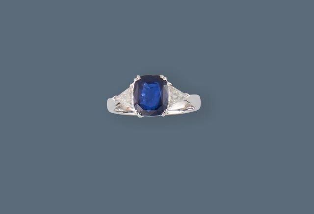 BAGUE en or gris (750) sertie d'un saphir...