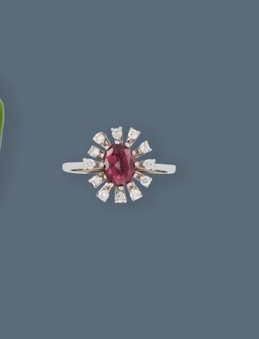 BAGUE fleur en or gris (750) sertie d'un...