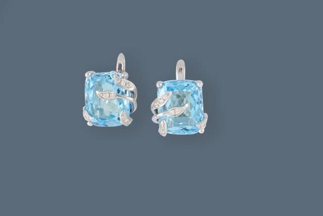 PAIRE DE CLOUS D'OREILLES en or gris (750)...
