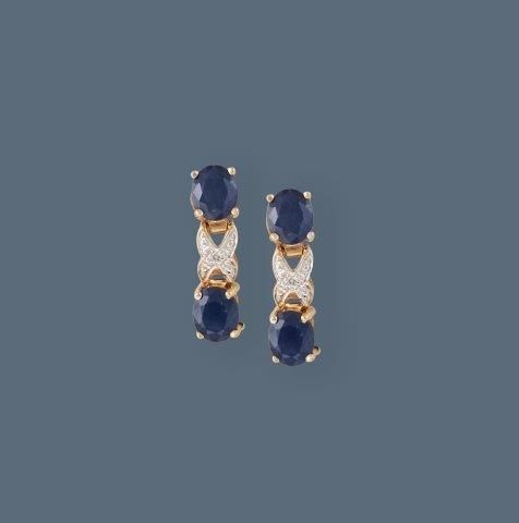 PAIRE DE PETITS PENDANTS D'OREILLES en or...
