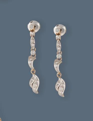 PAIRE DE PENDANTS D'OREILLES en or jaune...