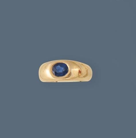 BAGUE jonc en or jaune (750) ornée d'un saphir...