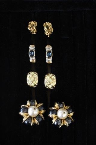 QUATRE PAIRES DE CLIPS D'OREILLES FANTAISIE...