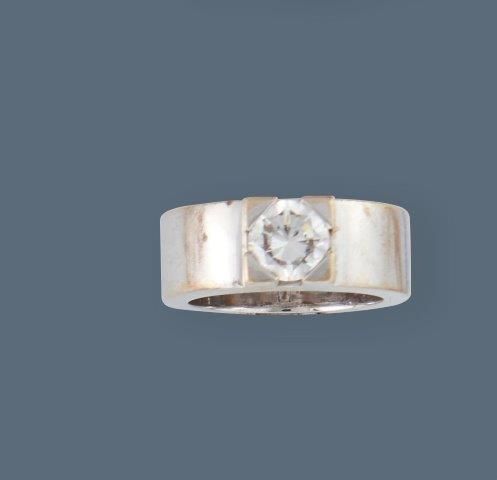 BAGUE large en or blanc (750) ornée d'un...