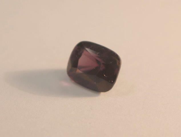 SPINEL violet de taille coussin.