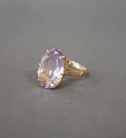 BAGUE en or jaune (750) sertie d'une améthyste...