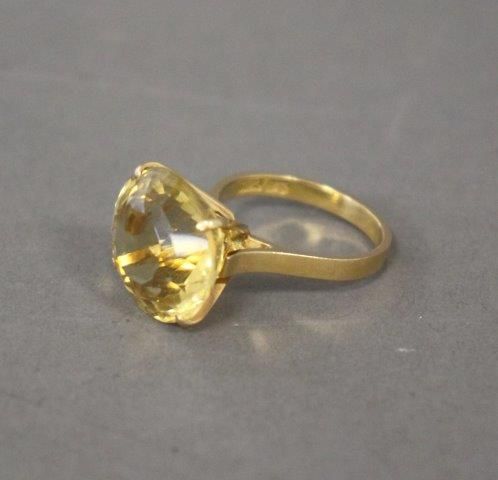 BAGUE en or jaune (750) sertie d'une citrine...