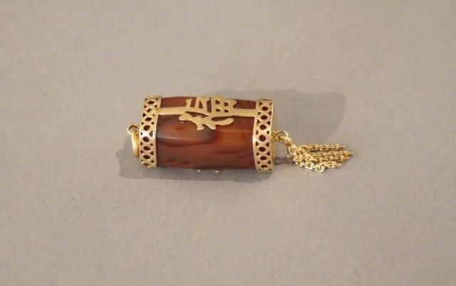 PENDENTIF en or jaune (750) avec agate rectangulaire...