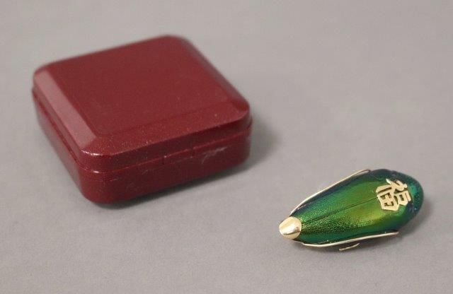 BROCHE formée d'un scarabé véritable de couleur...