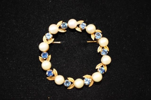 BROCHE en forme de couronne de laurier, or...