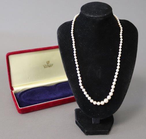 COLLIER de 79 perles de culture en chute...