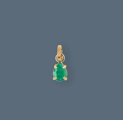 PENDENTIF en or jaune (750) orné d'une émeraude...