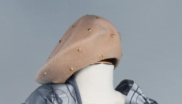 BERET BEIGE en laine à pointes dorées.