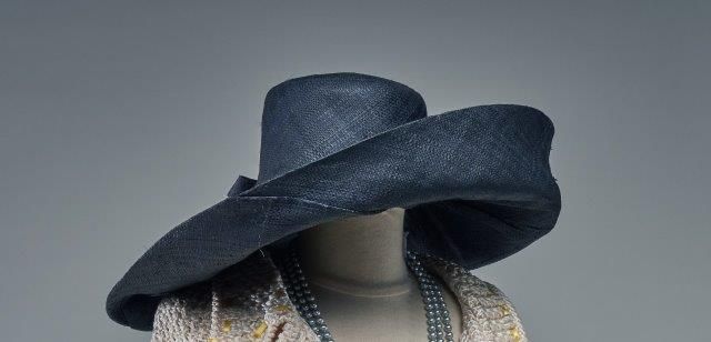 DEUX CHAPEAUX DE CÉRÉMONIE en paille, un...