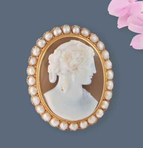 BROCHE CAMÉE sur agate sculptée d'un profil...