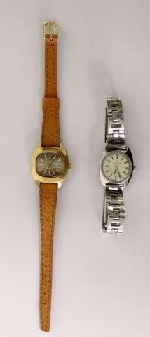 DEUX MONTRES bracelets de dame automatiques...