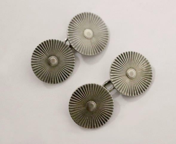 PAIRE DE BOUTONS DE MANCHETTES en argent,...