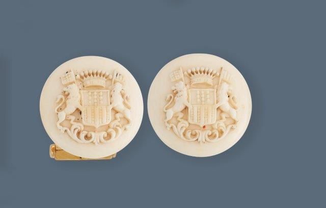 PAIRE DE BOUTONS DE MANCHETTES en métal doré,...