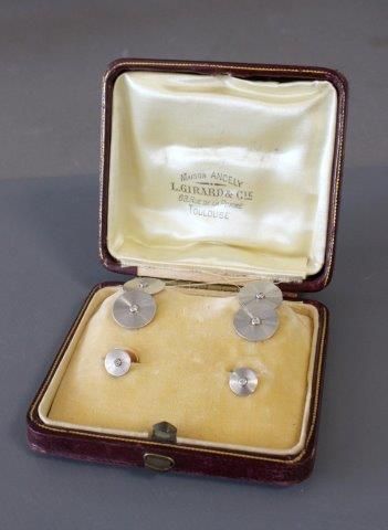 PAIRE DE BOUTONS DE MANCHETTES et PAIRE DE...