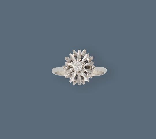 BAGUE MARGUERITE en or gris sertie d'un diamant...