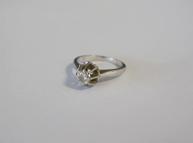 BAGUE en or gris (750) sertie d'un diamant...