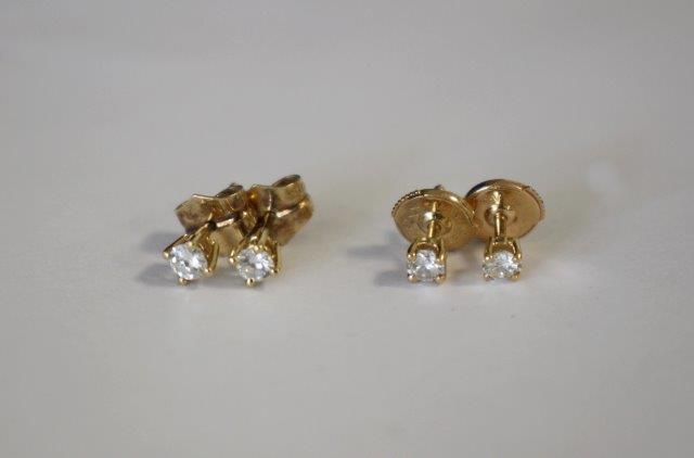 DEUX PAIRES DE BOUTONS D'OREILLES en or jaune...