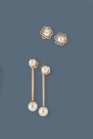 DEUX PAIRES DE BOUTONS D'OREILLES en or jaune...