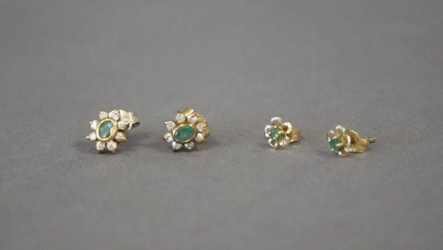 DEUX PAIRES DE RAS D'OREILLES en or (750)...