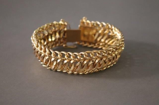 LARGE BRACELET en or jaune (750) à trois...