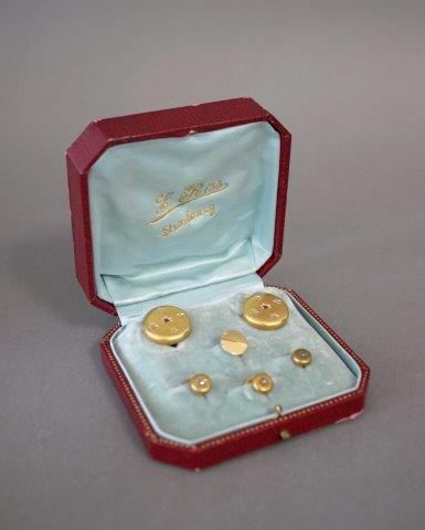 PAIRE DE BOUTONS DE MANCHETTES ET QUATRE...