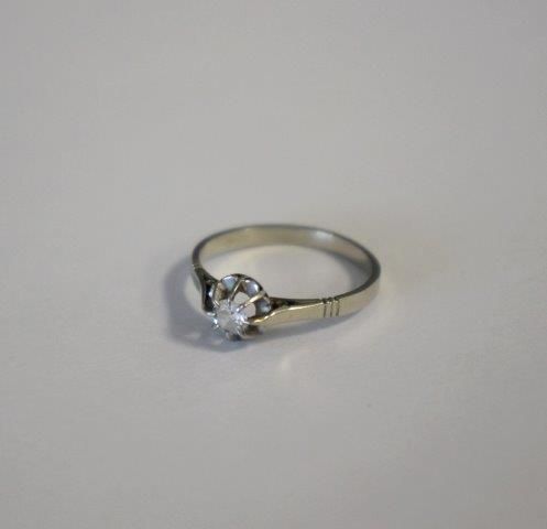 BAGUE DE JEUNE FILLE en or gris (750) sertie...