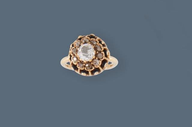 BAGUE DÔME en or jaune (750) sertie d'un...