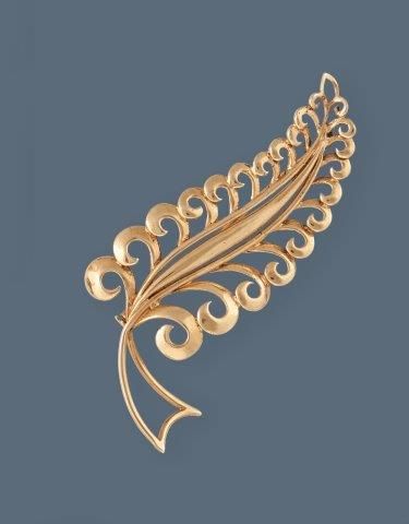 BROCHE en or jaune (750) en forme de plume...