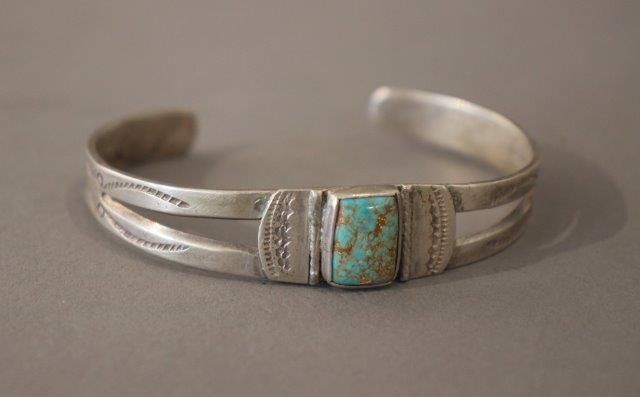 BRACELET FIN DEMI-JONC en argent serti d'une...