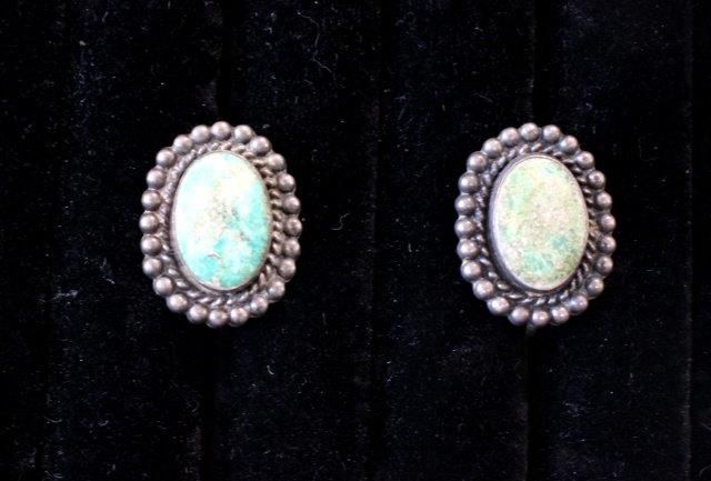 PAIRE DE BOUTONS D'OREILLES ovales en argent...
