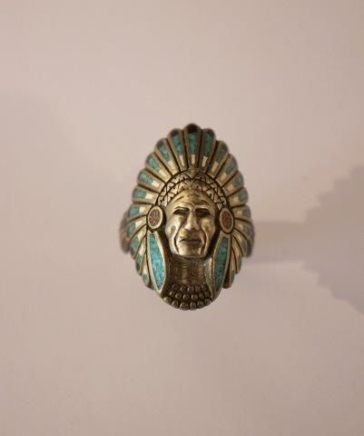 BAGUE en argent et turquoises représentant...