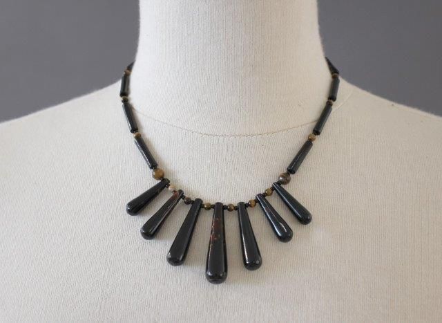 COLLIER à breloques en corail noir (antipathes...