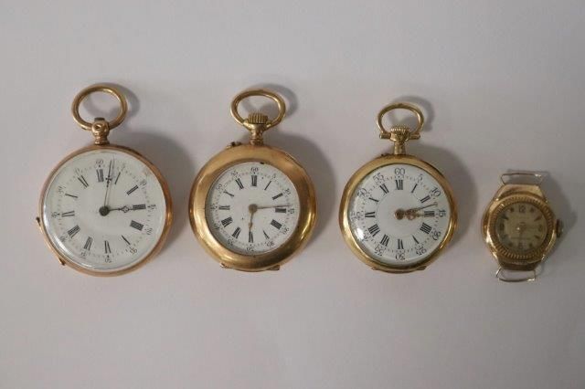 TROIS MONTRES DE COL en or jaune (750) avec...