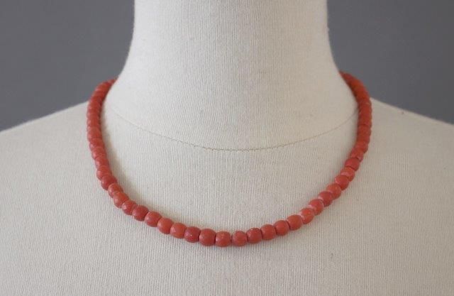 COLLIER de billes de corail rouge facettées...