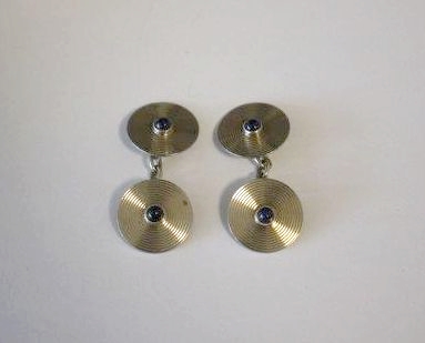 PAIRE DE BOUTONS DE MANCHETTES en or gris...