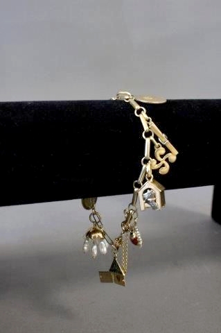 BRACELET en or jaune (750) à breloques dont...
