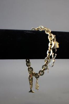 BRACELET en or jaune (750) à breloques dont...